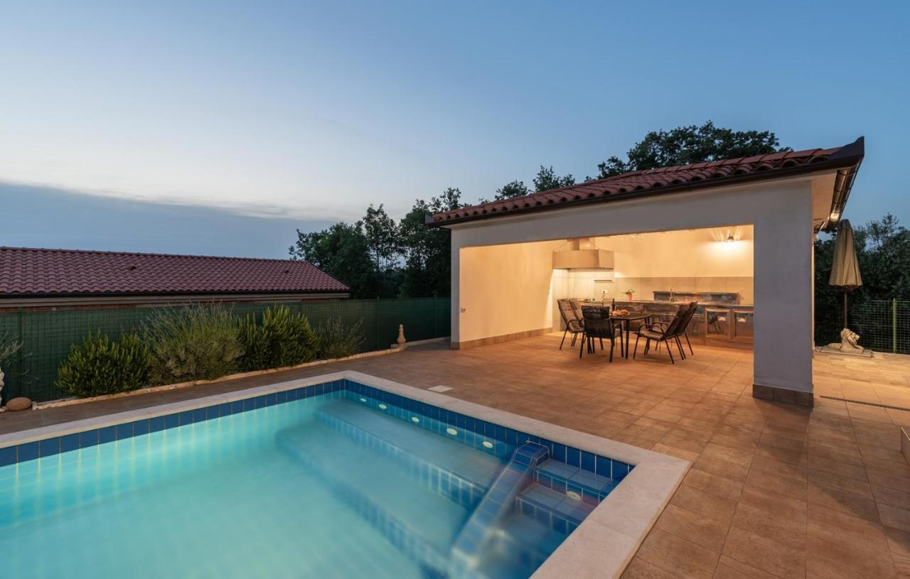 Villa Buroli With Pool, Sauna And Jacuzzi Eksteriør bilde